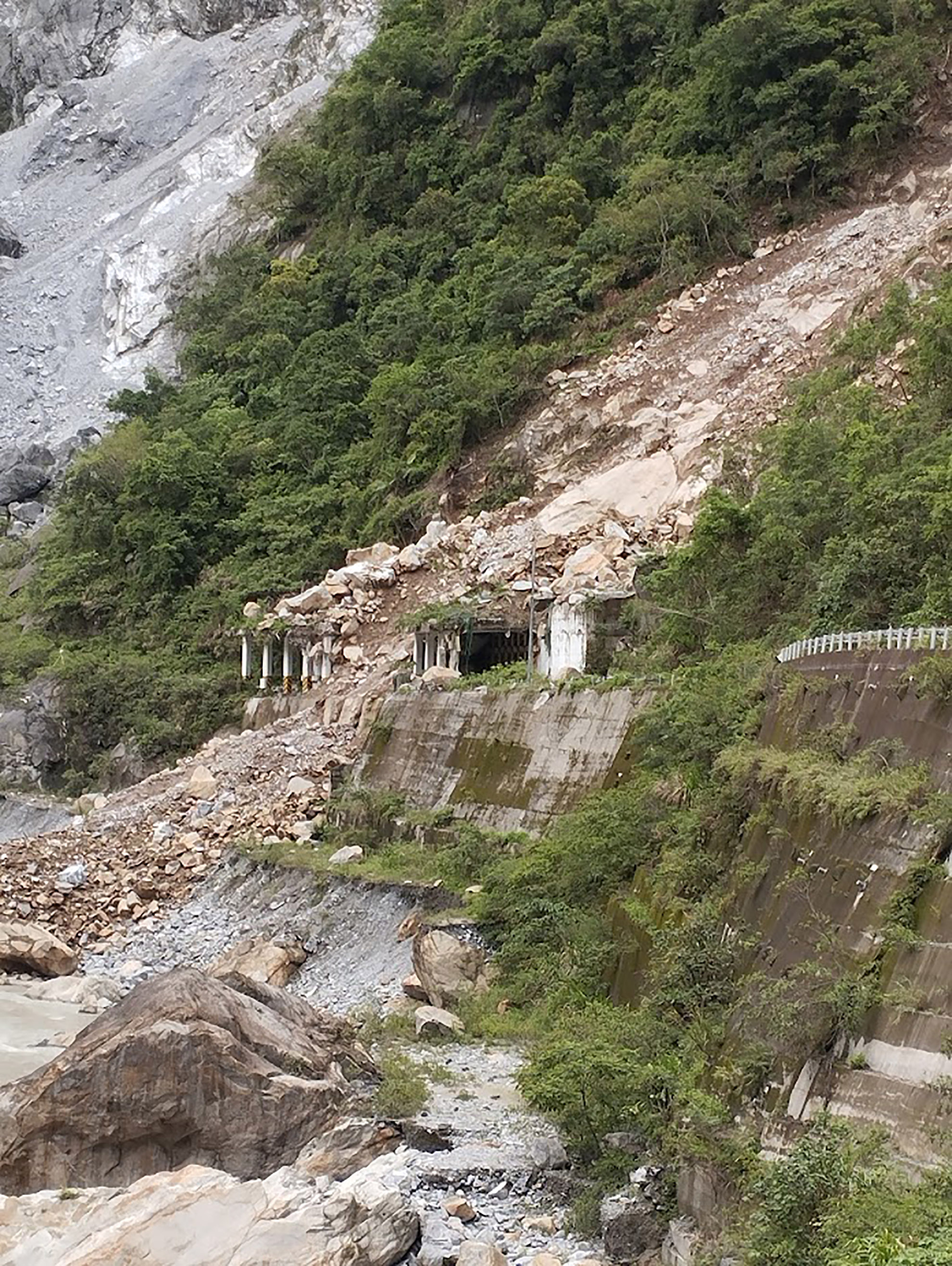 Effondrement d'une structure de protection par glissement de terrain